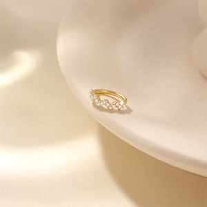 ROXI Pendientes de Cartílago y Anillo de Nariz Personalizados de Plata de Ley 925 con Incrustaciones de Circonita Ondulada, Joyería para Piercing S925 - Product Image 5