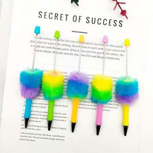 Stylos à pompons arc-en-ciel personnalisés, stylos à bille en peluche DIY, stylos cadeaux mignons de dessins animés pour filles, fournitures de bureau promotionnelles - Product Image 2