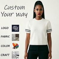 Pull court en maille à col rond et manches courtes pour femme, avec logo brodé et poignets rayés, style décontracté et preppy