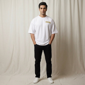 เสื้อยืดแขนสั้นสีขาวสำหรับผู้ชาย SOLACE คอกลม ทรงปกติ ผ้าฝ้าย 100% 280 กรัม สไตล์ลำลอง สตรีทแวร์ พิมพ์ลายโลโก้ด้านหน้า เส้นด้ายละเอียด - Product Image 1