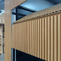 Porte de garage sectionnelle sur mesure de luxe australienne, à montage encastré, aspect bois, pour grande maison
