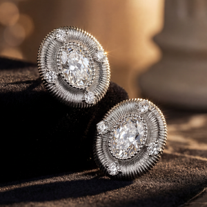 Pendientes Etro Ovalados con Halo, Detalle Radial Cepillado y Milgrain, Brillantes, para Bodas, Banquetes y Eventos Formales - Product Image 2