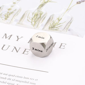 Ensemble de dés personnalisés D&D en acier inoxydable de 16 mm, forme cubique avec lettres et motifs gravés pour les jeux, avec logo personnalisé - Product Image 5