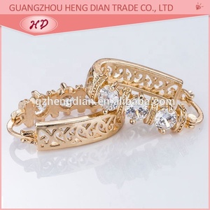 Pendientes de aro Huggie de cristal multicolor en tono dorado para mujer, pendientes de moda tallados huecos para fiestas, banquetes diarios - Product Image 5
