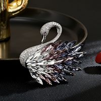 Broche Classique XILIANGFEIZI en Cristal Bleu et Rouge en Forme de Cygne, Accessoire Élégant et Stylé pour Manteau d'Hiver