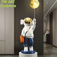 À vendre immédiatement : Sculpture au sol d'astronaute en résine avec lumière LED en forme de lune, statue d'astronaute grandeur nature, décoration pour hall d'entrée.