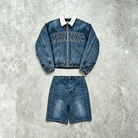Ensemble 2 pièces en jean personnalisé avec lettres en strass, veste courte zippée à col contrastant blanc et short en jean détails surpiqués, style streetwear