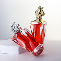 Flacon de parfum en verre transparent de haute qualité de 80 ml, forme d'étoile concave à quatre branches, bouchon en forme de cheval, impression sérigraphique, boîte cadeau