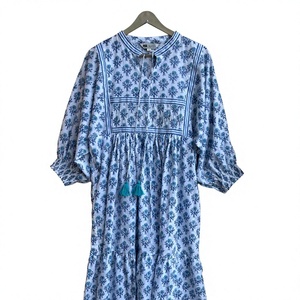 Vestido de algodón floral blanco y azul con mangas abullonadas, cuello con lazo, corte holgado, dobladillo escalonado, estilo casual para el verano y uso diario. - Product Image 1