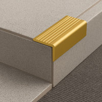 Profilé de nez de marche antidérapant en aluminium anodisé doré moderne pour usage extérieur, hôpitaux, écoles
