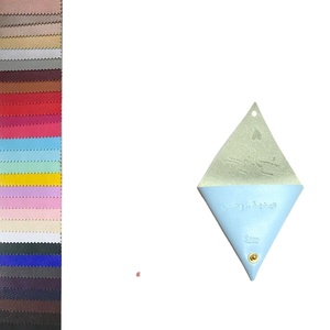 Pochette à bijoux en cuir microfibre triangulaire avec logo personnalisé en relief, design tendance - Product Image 5
