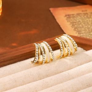 Pendientes de Aleación con Microincrustaciones de Diamantes, Chapados en Oro, Diseño Geométrico en Forma de Garra, Estilo Francés, Versátiles, Moda 2025 - Product Image 5