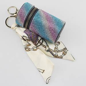 Vente flash d'été : Porte-monnaie à clés en forme de rouge à lèvres diamanté de luxe pour femmes, un sac seau simple et élégant pour Airpods, en cuir de qualité supérieure - Product Image 2