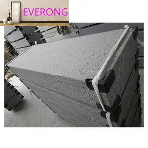 Cina su misura sesamo nero granito Kerbstone G654 grigio scuro granito Curbstone superficie superiore e lato anteriore fiammato