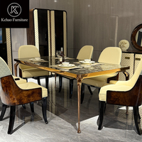 Table à manger de luxe avec plateau en marbre naturel, pieds en métal sculpté or rose, grande table à manger pour salle à manger de villa