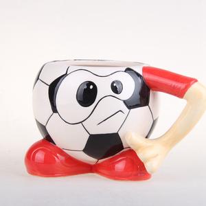 <span class=keywords><strong>Tasse</strong></span> de football de dessin animé 3D <span class=keywords><strong>personnalisable</strong></span> <span class=keywords><strong>tasse</strong></span> à café en céramique de conception unique avec pieds de poignée de bras <span class=keywords><strong>tasse</strong></span> d'eau lavable au lave-vaisselle mignonne - Product Image 2