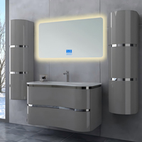 Ensemble de meuble-lavabo de salle de bain moderne en PVC incurvé avec fermeture douce, lignes élégantes, vasque
