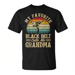 Mi camiseta favorita con la frase 'Black Belt Calls Me Grandma' - Regalo para el Día de la Madre - Product Image 2