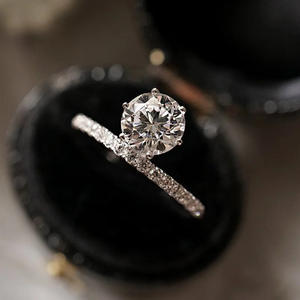 แหวนเพชร Q857 แหวนเพชรทรงกลมคลาสสิกสำหรับผู้หญิง เพชรธรรมชาติทรงบริลเลียนท์ แหวนหมั้นประดับเพชรด้านข้าง - Product Image 5