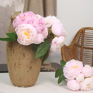 ช่อดอกโบตั๋นประดิษฐ์สีชมพูจาก Yihua Floral Art ดอกไม้ผ้าไหมทำมือ ของตกแต่งบ้าน อุปกรณ์ประกอบฉากถ่ายภาพ - Product Image 1