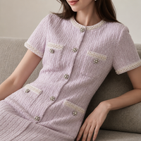 Robe en tweed pour femme, lilas lavande, mini, manches courtes, avec bordure tressée, six boutons argentés, quatre poches