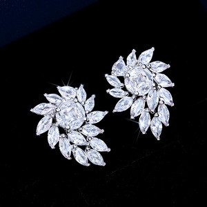 Orecchini a perno E2522 in oro bianco con fiore, zirconi taglio marquise incastonati a griffe, gioielli romantici da donna per matrimonio - Product Image 6