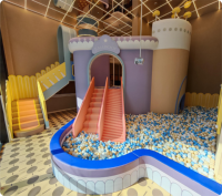 Aire de jeux intérieure personnalisée sur le thème des macarons pastel, château gonflable pour tout-petits et enfants avec piscine à balles, toboggan, filet à cordes et structure d'escalade pour FEC