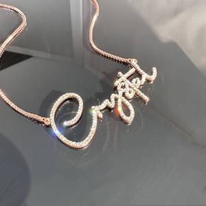 สร้อยคอชื่อแบบสั่งทำพิเศษ ประดับเพชรซิร์คอนเต็มตัวอักษร ดีไซน์แบบจุดเพชร ตัวอักษรแบบสคริปต์ จี้สแตนเลส สร้อยคอโชคเกอร์ทันสมัย เครื่องประดับ - Product Image 4