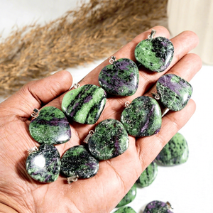 Pendentifs en Agate Mousse Noire Polie de Qualité Supérieure AAA en Forme de Cœur, Style Vintage, Bijoux de Méditation Unisexe, Prix Bas, Vente en Gros - Product Image 1