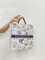 Nouveau design de boîte rigide de luxe avec logo imprimé emballage Mooncake avec gaufrage revêtement UV doublure éponge et poignée