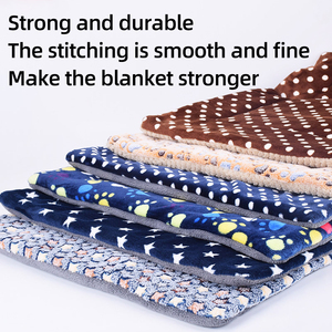 Manta suave y esponjosa de invierno para mascotas, cama de dormir de lana gruesa y cálida para perros, alfombrilla plegable portátil, función de refrigeración para gatos con estampado de animales bonitos - Product Image 2