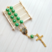 Bracelet de prière catholique en perles acryliques de couleurs assorties avec médaille d'image de saint et crucifix