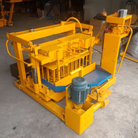 Petite machine mobile manuelle de fabrication de blocs creux et de briques