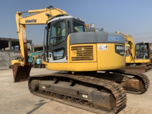 Escavatore Komatsu PC228US-3EO usato con coda corta, 22 tonnellate, motore SAA6D107E-1, 110kW, originale Giappone, poche ore di utilizzo, nessun perdita di carburante. - Product Image 3