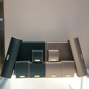 Caja de joyería de cuero y metal personalizada, nueva, para anillos, collares y pulseras, con impresión de logotipo láser. - Product Image 1