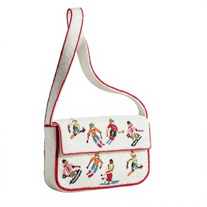 Sac bandoulière en toile blanc à bordure rouge, motif sportif tendance, élégant avec broderie ski, forme rectangulaire - Product Image 1