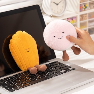 Peluche super douce transfrontalière en forme de gâteau macaron, de tarte aux œufs ou de madeleine, brodée de motifs de dessins animés, rembourrée de coton PP, pour Princesse Ours - Product Image 3