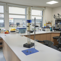 Mini mélangeur rotatif de laboratoire électrique homogénéisateur d'échelle de laboratoire de base en acier inoxydable pour le traitement cosmétique des aliments Chemica