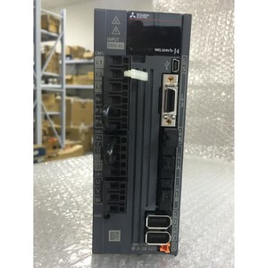 Variateur de vitesse Mitsubishi Electric Mr-J4-200B, contrôleur de moteur à aimant permanent triphasé pour l'automatisation industrielle - Product Image 1