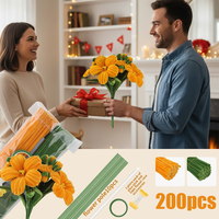 Kit de création Hibiscus Bloom : un élégant kit de nettoyage de tuyaux avec des centres dorés, des rubans floraux verts et des tiges pour un projet de bricolage raffiné