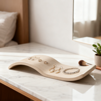 Plateau en marbre beige naturel de la marque Stonekocc, idéal pour la présentation de bijoux, de nourriture, de desserts, pour le thé de l'après-midi, les dîners au restaurant