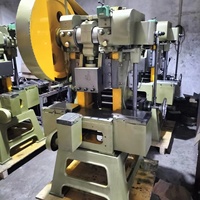 Nouvelle machine pneumatique de perforation de boucles en jean haute précision pour le traitement de boucles à ressort en métal à cinq griffes quatre-en-un pour jeans