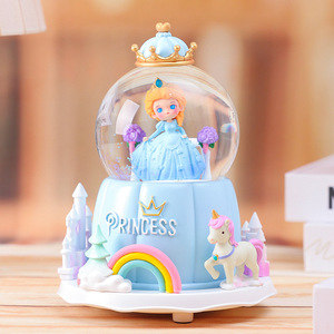 La Princesa Creativa ha llegado. Bola de cristal musical giratoria manual con copos de nieve, caja de música, recuerdo para estudiantes - Product Image 4