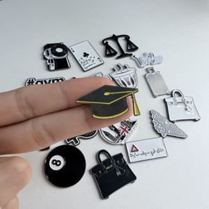 Nouvelle Broche en Métal Émaillé Souple Noir et Blanc Minimaliste 2026, Personnalisable avec Croix Arabe Gravée, Motifs Tendance pour Décoration Intérieure - Product Image 3