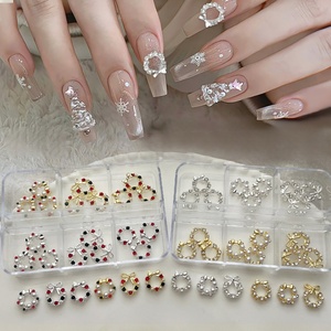 Set de Accesorios para Uñas con Diseño de Corona Navideña de 6 Rejillas, Superventas y Novedoso, Decoración de Uñas DIY con Diamantes de Aleación 3D y Perlas - Product Image 1