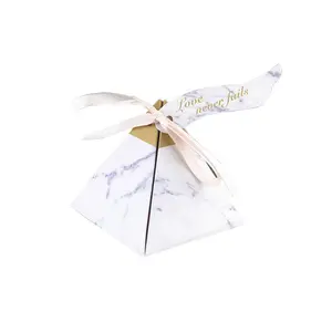 Caja de caramelos Triangular con forma de pirámide para embalaje con cinta para regalo de boda