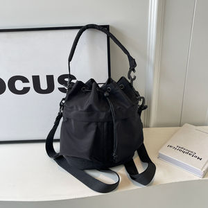 กระเป๋าทรงถังสไตล์แฟชั่นสำหรับสุภาพสตรี กระเป๋าสะพายข้างวัสดุไนลอน ออกแบบโดยดีไซเนอร์ผู้มีเอกลักษณ์เฉพาะตัว.5803 - Product Image 2