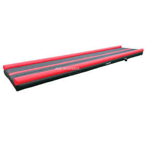 Tapis de gymnastique gonflable noir et rouge personnalisé en usine avec barrières latérales, tapis de gymnastique pour le sol, tapis de tumbling pour l'entraînement en salle de sport - Product Image 2