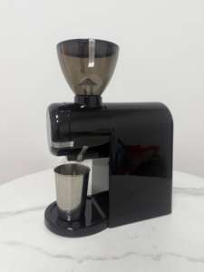 Technologie anti-agglomération ionique pour moulin à café électrique domestique compact en métal, offrant un contrôle précis de la mouture. - Product Image 4