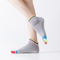 Chaussettes de yoga antidérapantes à pois en PVC à cinq orteils avec logo personnalisé tricoté pour la position du logo de la manchette de la saison d'automne